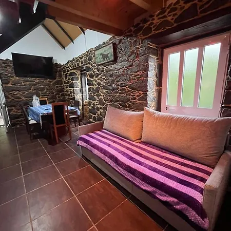 Casa Duque 3-bedroom Mountain Retreat With Terrace & Parking * Santana (Madeira)