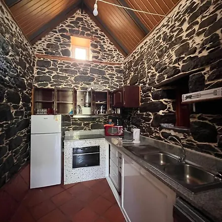Casa Duque 3-bedroom Mountain Retreat With Terrace & Parking * Santana (Madeira)